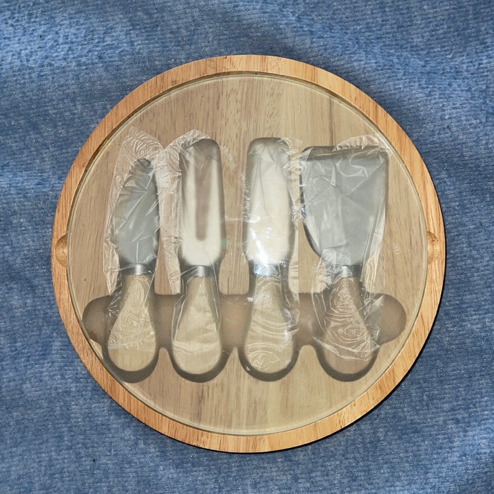 BRAND NEW CHEESE BOARD WITH ACCESSORIES